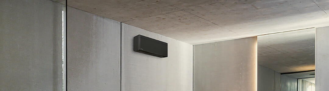 Luft-luft värmepump Luftvärmepump monterad uppe på inomhusvägg i gillestugan. En luft-luft värmepump är det mest kostnadseffektiva alternativet